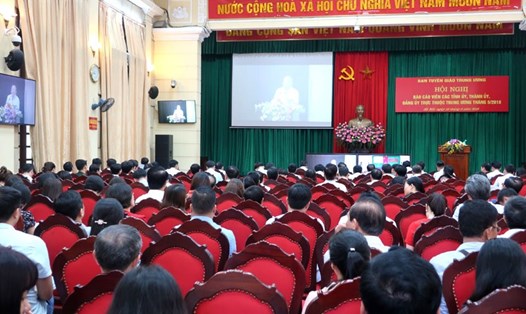 Các báo cáo viên từ đầu cầu Thành uỷ Hà Nội nghe đồng chí Võ Văn Phuông thông tin về kết quả Hội nghị Trung ương 7 (khóa XII).