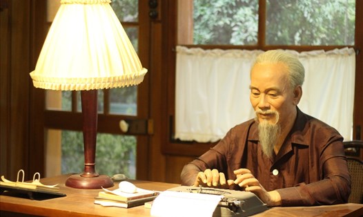 Tượng sáp Chủ tịch Hồ Chí Minh đang làm việc - trưng bày tại Bảo tàng Hồ Chí Minh. Ảnh: TRẦN VƯƠNG