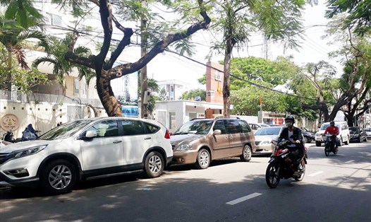 Thiếu bãi đỗ xe cùng với việc gia tăng phương tiện cá nhân, Đà Nẵng phải cắt đường làm chỗ đậu xe làm tình trạng giao thông thêm ách tắc. Ảnh: TT