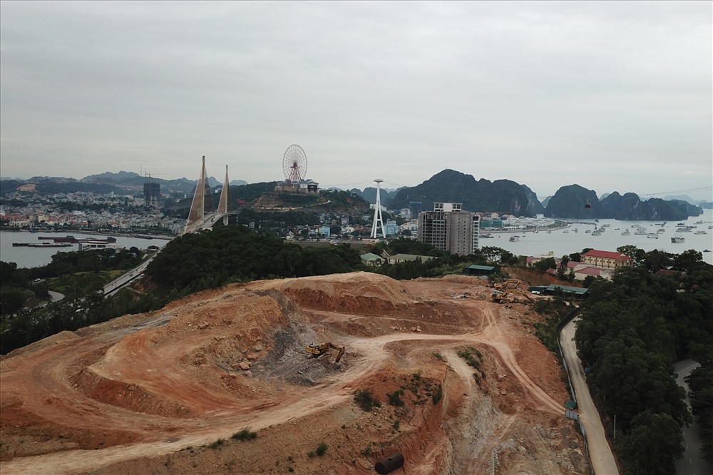 Những quả đồi Bãi Cháy (TP.Hạ Long) bị cắt tầng nham nhở, lấy mặt bằng phục vụ các dự án BĐS và khách sạn. Ảnh: T.N.D