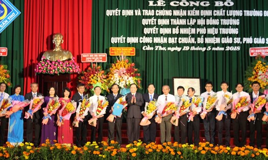 Ông Trần Thanh Mẫn - Ủy viên Trung ương Đảng, Chủ tịch MTTQVN trao quyết định và tặng hoa cho 25 thành viên Hội đồng Trường ĐH Cần Thơ. Ảnh: Trần Tuấn