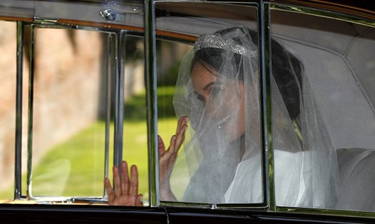 Cô dâu Meghan mặc váy cưới trên đường tới lễ đường.