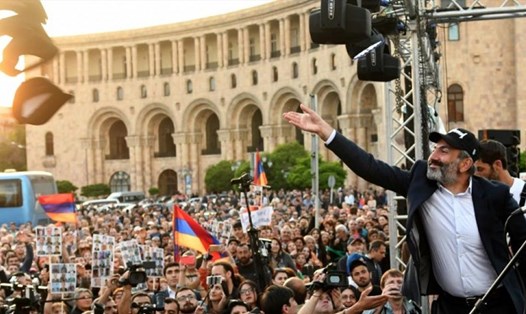 Lãnh đạo đối lập Armenia Nikol Pashinyan phát biểu trước những người ủng hộ, tại Yerevan, ngày 30.4.2018. Ảnh: AFP