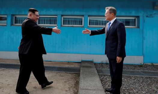 Tổng thống Hàn Quốc và lãnh đạo Triều Tiên hôm 27.4. Ảnh: Reuters