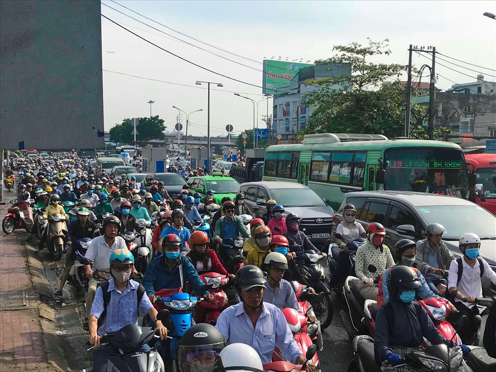 Hàng nghìn phương tiện ùn ứ nối đuôi nhau xếp hàng dài nhích từng chút một qua cầu Bình Triệu.  Ảnh: G.A
