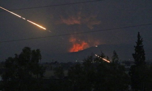 Khói lửa bốc lên sau cuộc không kích vào Hama, Syria ngày 30.4.2018. Ảnh: Anadolu