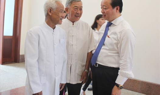 Bộ trưởng Bộ TNMT Trần Hồng Hà nói chuyện với những người có uy tín vùng đồng bào dân tộc thiểu số tỉnh Bà Rịa-Vũng Tàu