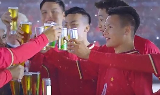 Hình ảnh Quang Hải quảng cáo bia cắt từ clip.