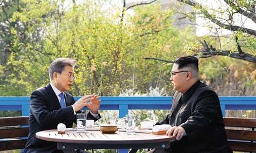 Ông Kim Jong-un và ông Moon Jae-in trong cuộc gặp riêng kéo dài 30 phút trên cầu đi bộ ở Bàn Môn Điếm. Ảnh: Chosun.