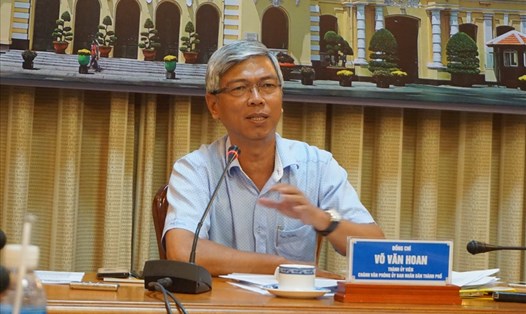 Ông Võ Văn Hoan, Chánh văn phòng UBND TPHCM tại cuộc họp báo.  Ảnh: M.Q