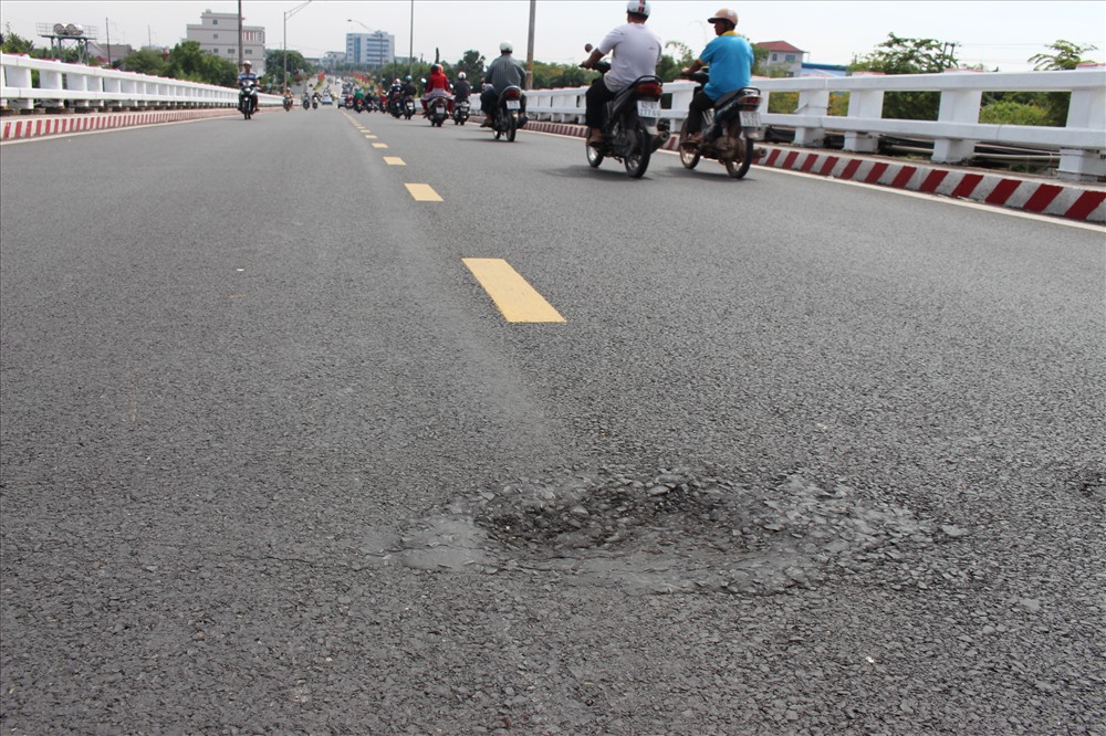 "Ổ gà" trên cầu Tân An 1.