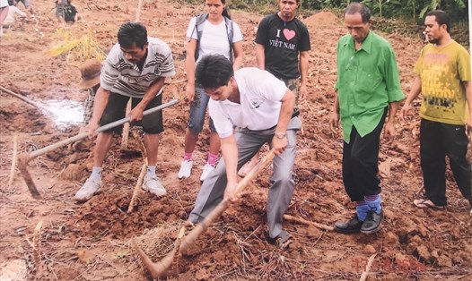 Các thành viên Câu lạc bộ trăm triệu hướng dẫn cho các đại biểu nông dân Đông Timor cách cuốc đất trồng sắn. Ảnh: Nhà máy sắn Hướng Hóa cung cấp