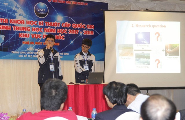 Hai nam sinh Nghệ An thuyết trình dự án bằng tiếng Anh để lựa chọn dự án tham dự Hội thi KHKT quốc tế. Ảnh: Hoàng Lam