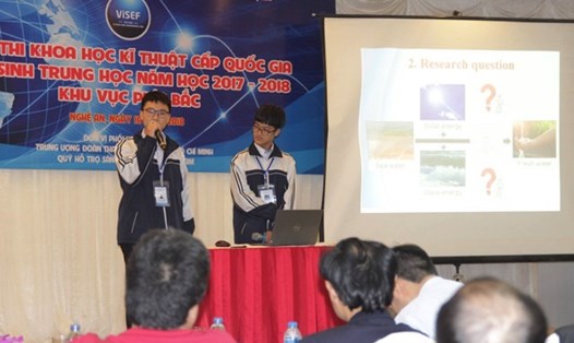 Hai nam sinh Nghệ An thuyết trình dự án bằng tiếng Anh để lựa chọn dự án tham dự Hội thi KHKT quốc tế. Ảnh: Hoàng Lam