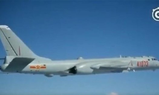 Máy bay ném bom H-6K bay trên bầu trời Biển Đông. Ảnh: People's Daily