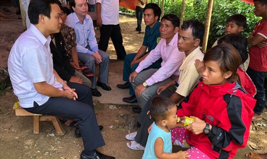 Ông Nguyễn Mạnh Hùng(bìa trái, áo trắng)-Chủ tịch UBND huyện A Lưới đến thăm hỏi người nhà nạn nhân. Ảnh: Q.T