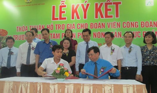 Ông Vũ Xuân Thủy - Chủ tịch CĐ NNPTNTVN (bên phải) - ký kết thỏa thuận hợp tác với các DN cung cấp sản phẩm nông sản an toàn để hỗ trợ giá cho đoàn viên CĐ. Ảnh: XT