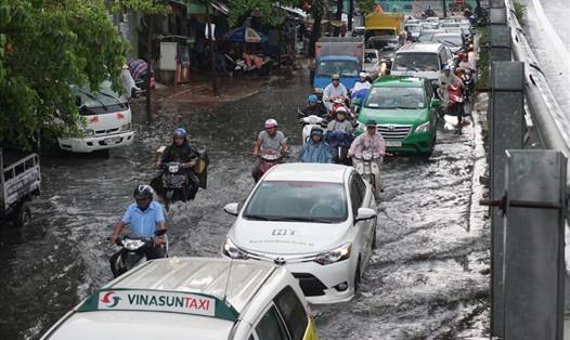 Cứ mỗi lần mưa là nhiều tuyến đường phố TPHCM vẫn chìm ngập trong nước. Ảnh: M.Q