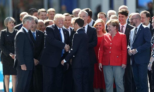 Quan hệ giữa Mỹ và EU đã xấu đi kể từ khi Tổng thống Donald Trump gặp các nhà lãnh đạo NATO tại Brussels, tháng 5.2017. Ảnh: Bloomberg
