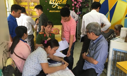 Cơ quan chức năng đã yêu cầu tạm dừng hoạt động cơ sở bán Trà Sữa cho các em học sinh trường Tiểu học Trần Phú sáng 21.5. Ảnh: T.S