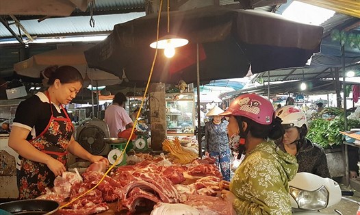 Giá lợn hơi liên tiếp tăng cao đạt mức 48.000đ/kg đã khiến giá thịt lợn tại các chợ tăng liên tiếp 4-5 giá trong tuần qua. Ảnh: Kh.V