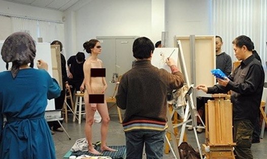 Hậu trường một buổi học vẽ mẫu nude trong trường mỹ thuật. Ảnh: Emdep
