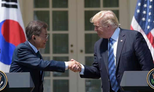 Tổng thống Donald Trump và Tổng thống Moon Jae-in trong một cuộc gặp tại Vườn Hồng, Nhà Trắng, tháng 7.2017. Ảnh: AP