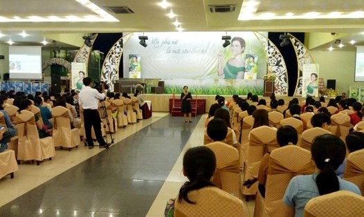 Bác sĩ Nguyễn Thái Hà chia sẻ kiến thức về chăm sóc sức khỏe sinh sản cho nữ CNVCLĐ.