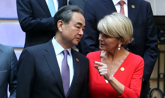 Ngoại trưởng Australia Julie Bishop phản đối hành động quân sự hóa Biển Đông trong cuộc gặp người đồng cấp Trung Quốc Vương Nghị. Ảnh: Reuters