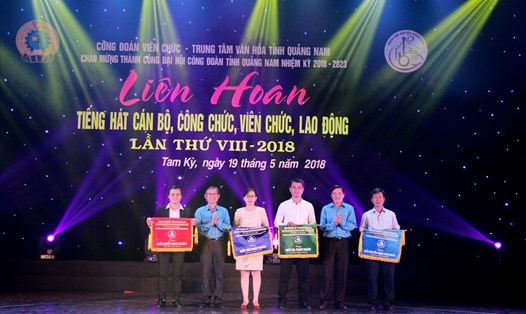Phó Chủ tịch LĐLĐ tỉnh Quảng Nam Phan Minh Á (Thứ 2 bên trái qua) trao thưởng các đoàn đoạt giải. Ảnh: Nhân Minh