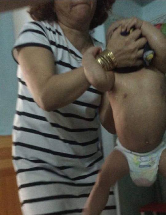 Hình ảnh (cắt từ clip) bạo hành trẻ tại cơ sở Mẹ Mười khiến dư luận phẫn nộ.