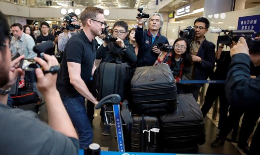 Phóng viên CNN Will Ripley đến sân bay ở Bắc Kinh để nối chuyến bay đi Triều Tiên, ngày 22.5.2018. Ảnh: Reuters