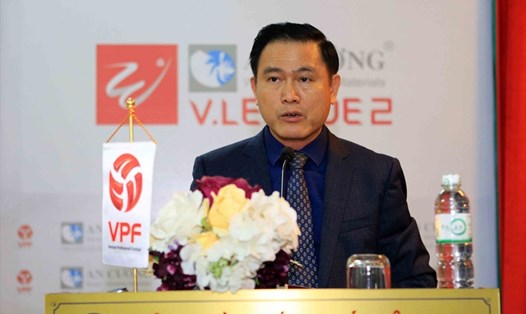 Chủ tịch Trần Anh Tú đánh giá cao tinh thần trách nhiệm của ông Trần Mạnh Hùng.Ảnh: VPF