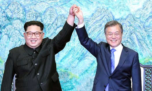 Nhà lãnh đạo Kim Jong-un và Tổng thống Moon Jae-in có cuộc gặp thượng đỉnh lịch sử ngày 27.4.2018. Ảnh: Getty Images