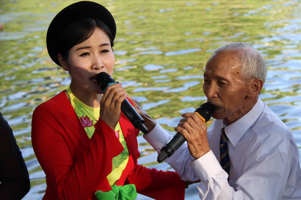 Cụ Ngọc Thị cùng liền chị hát bài Tương phùng tương ngội phục vụ người dân.
