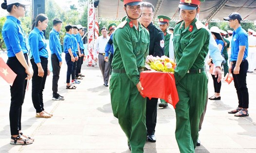 Sáng 22.5, tại Nghĩa trang Liệt sĩ huyện Đức Cơ, tỉnh Gia Lai đã tổ chức lễ truy điệu và an táng 21 hài cốt liệt sĩ quân tình nguyện Việt Nam hy sinh tại Campuchia. Ảnh: Tiền Phong