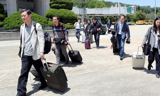 Phóng viên nước ngoài đến Triều Tiên đưa tin về sự kiện phá bãi thử hạt nhân Punggye-ri. Ảnh: Reuters. 