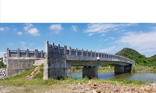 Một cây cầu bắc qua sông Sào Khê đã được xây dựng xong từ nhiều năm nay nhưng không có đường lên cầu. Ảnh: NGUYỄN TRƯỜNG