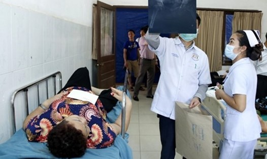 Bác sĩ Lào chăm sóc cho nạn nhân vụ tai nạn. Ảnh: TTXVN