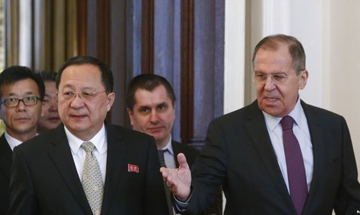 Ngoại trưởng Nga Sergei Lavrov và người đồng cấp Triều Tiên Ri Yong-ho (trái) trong một cuộc họp ở Mátxcơva ngày 10.4.2018. Ảnh: Reuters