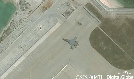 Ảnh vệ tinh của Tổ chức Sáng kiến Minh bạch Hàng hải Châu Á (AMTI) thuộc Trung tâm Nghiên cứu Quốc tế và Chiến lược Mỹ (CSIS) cho thấy Trung Quốc đưa một số vũ khí mới, trong đó có máy bay chiến đấu J-11 đến Phú Lâm ngày 12.5.2018. Ảnh: CSIS/Reuters