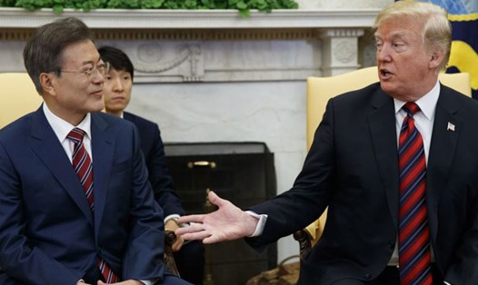 Tổng thống Donald Trump tiếp Tổng thống Moon Jae-in tại Phòng Bầu Dục ngày 22.5.2018. Ảnh: AP