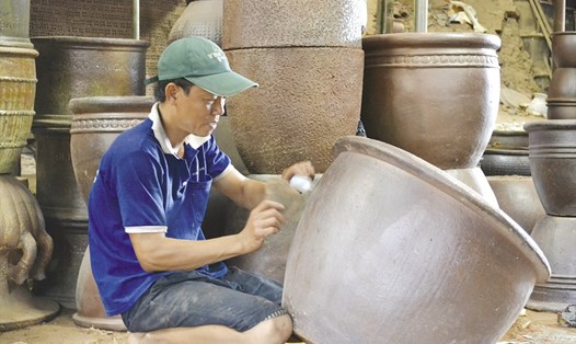 Những người thợ gốm gắn bó với nghề tại Biên Hòa ngày càng ít.