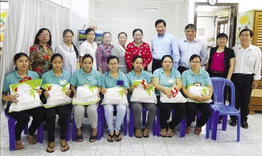 Ban Nữ công (LĐLĐ TPHCM) tặng quà cho nữ CN Cty Huê Phong (quận Gò Vấp) tham gia vắt trữ sữa tại cabin.