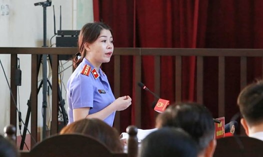 Đại diện Viện kiểm sát "đối đáp" với luật sư bào chữa cho bị cáo Trần Văn Sơn trong buổi sáng 24.5