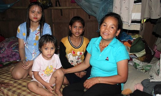 Mẹ Kăn Linh bên các cháu nhỏ mồ côi đang nhận nuôi dưỡng (ảnh: TR.L)