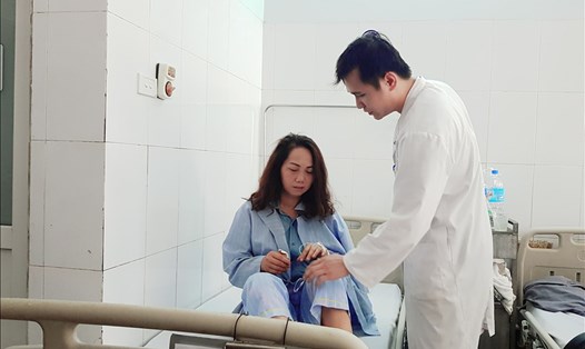 Chị Phan Thị Vân Anh và chồng đang được cấp cứu tại bệnh viện. Ảnh:HY