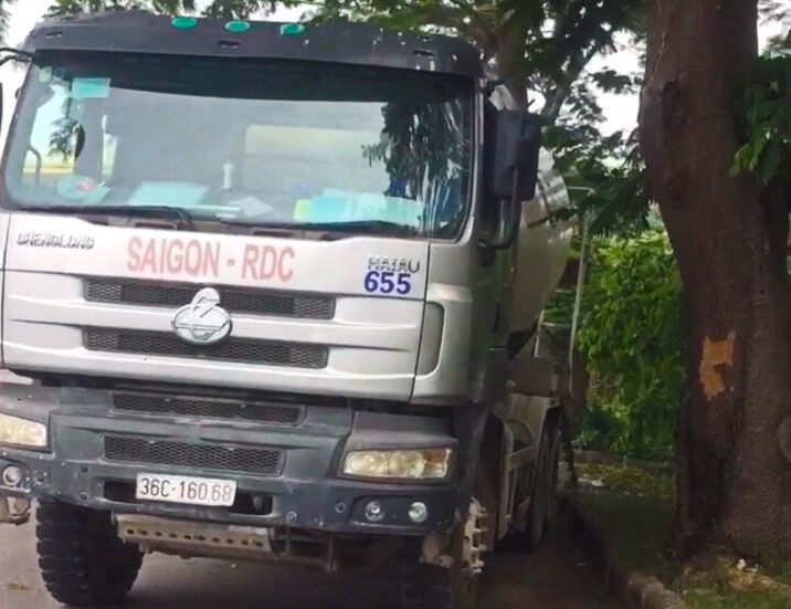 Tài xế tấp xe đổ bê tông xuống ven đường chống đối lực lượng chức năng.  Ảnh: L.Q