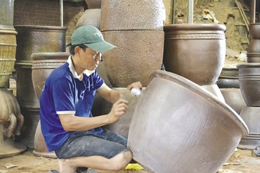 Những người thợ gốm gắn bó với nghề tại Biên Hòa ngày càng ít.