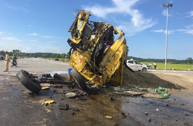 Hiện trường vụ tai nạn kinh hoàng khiến 2 xe nát bét, tài xế trọng thương. Ảnh:N.Phan